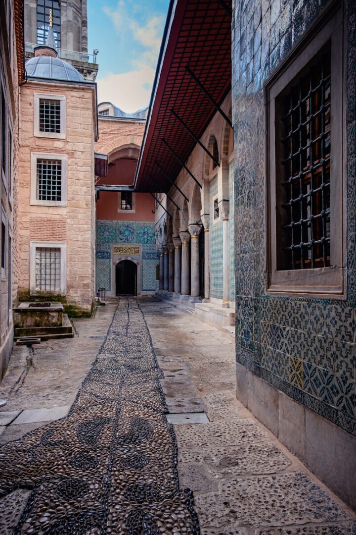 Topkapı Harem güvenliğini sağlayan Kara Ağalar Taşlığı avlusu ve zemindeki podima taş döşemeleri.